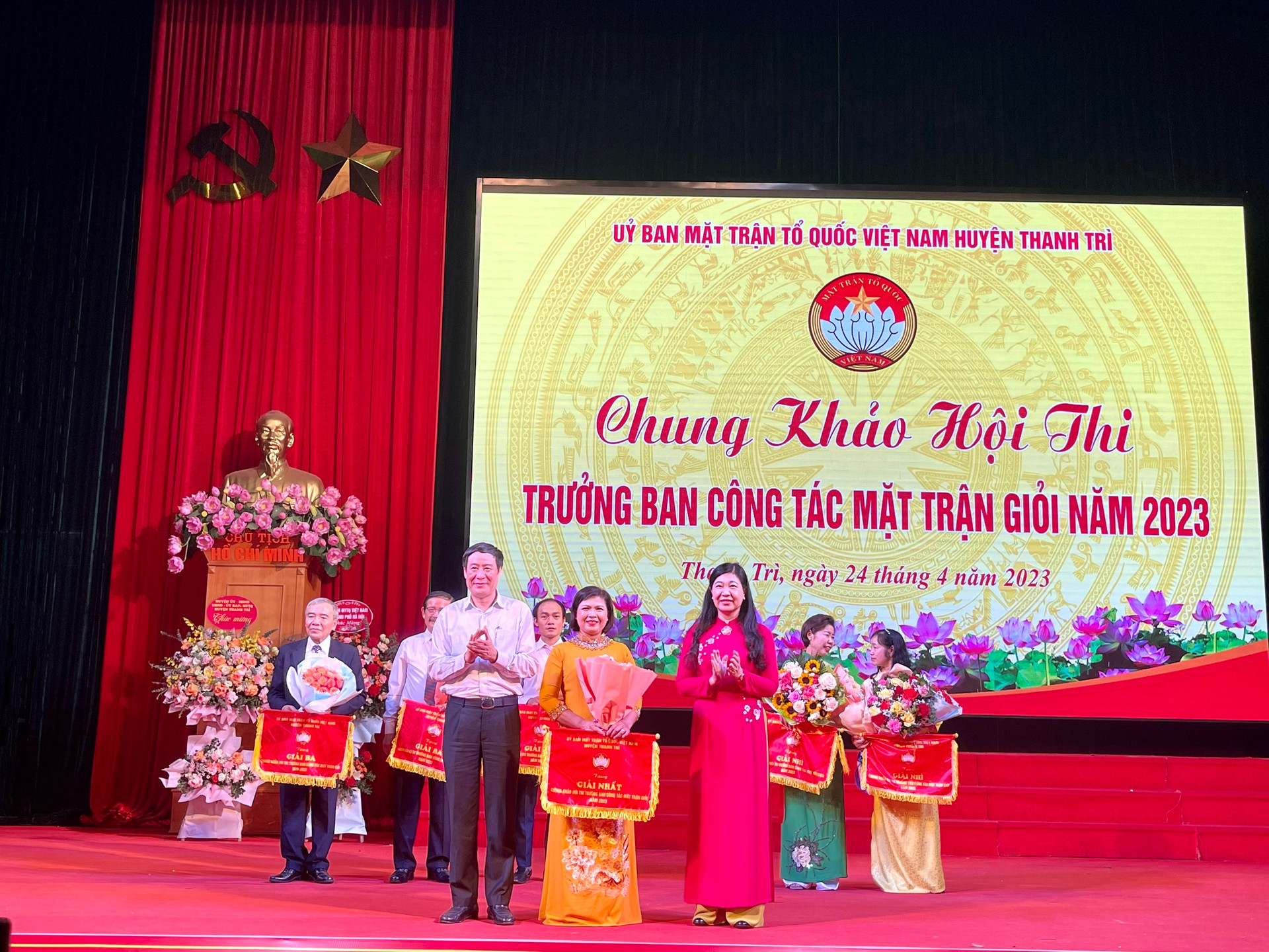 Bà Nguyễn Lan Hương, Chủ tịch Ủy ban MTTQ Việt Nam thành phố Hà Nội động viên các thí sinh tham gia dự thi.