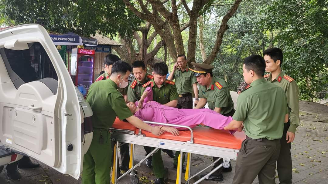Lực lượng Công an tỉnh Phú Thọ nhanh chóng can thiệp khi thấy bà Lựu bị ngất. Ảnh Công an tỉnh Phú Thọ