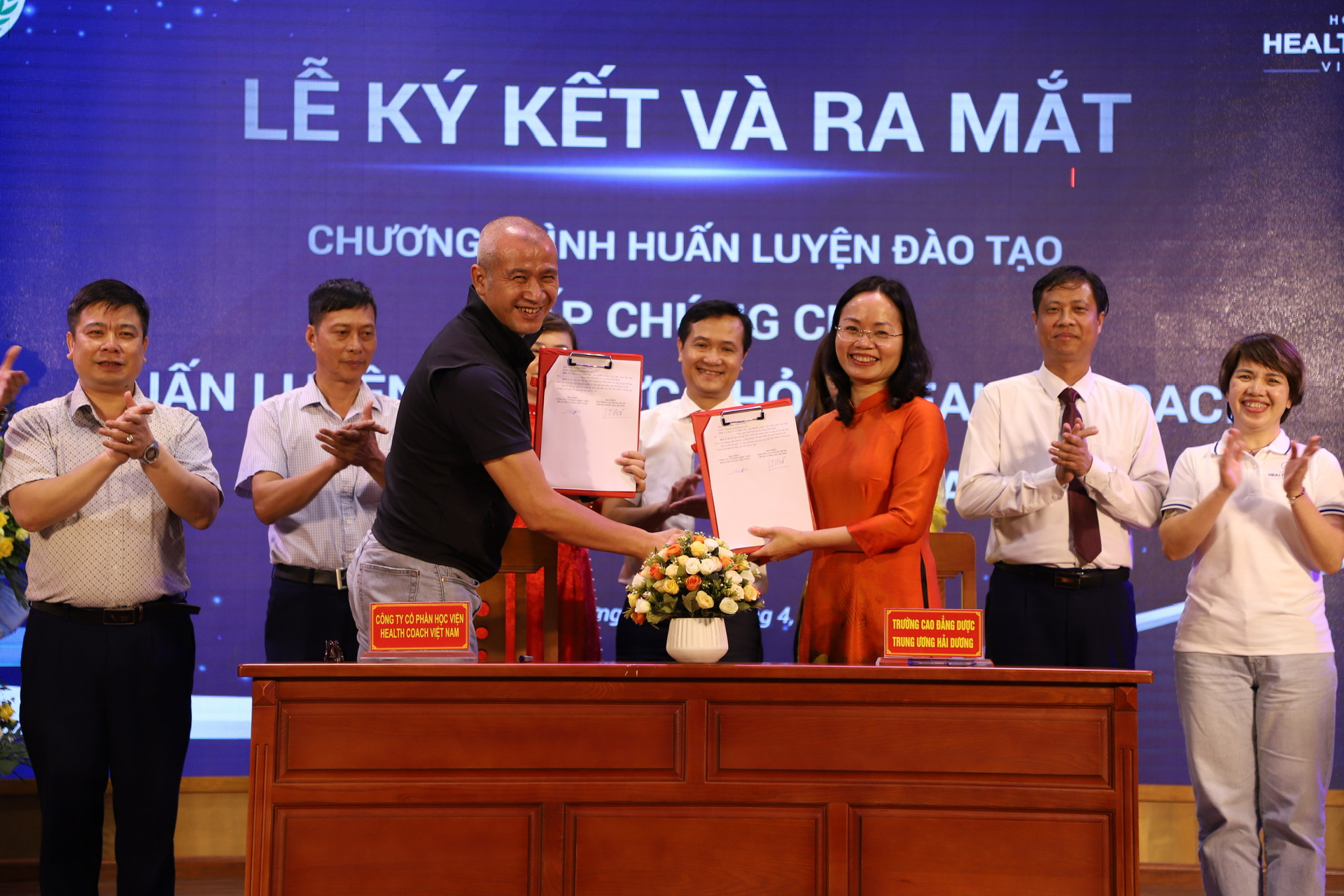 1.Lãnh đạo Trường Cao đẳng Dược Trung ương Hải Dương và Công ty CP Học viện Health Coach Việt Nam ký kết thoả thuận hợp tác chương trình đào tạo cấp chứng chỉ huấn luyện viện sức khoẻ