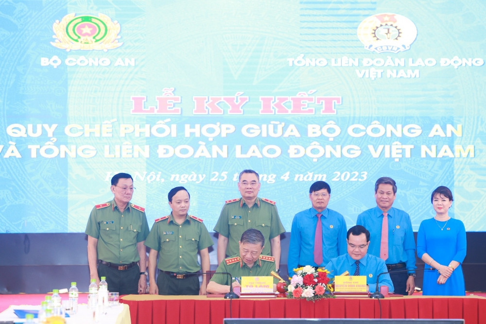 Thay mặt 2 cơ quan, Bộ trưởng Bộ Công an Tô Lâm và Chủ tịch Tổng LĐLĐ Việt Nam Nguyễn Đình Khang đã ký Quy chế phối hợp giữa hai cơ quan trong giai đoạn mới.