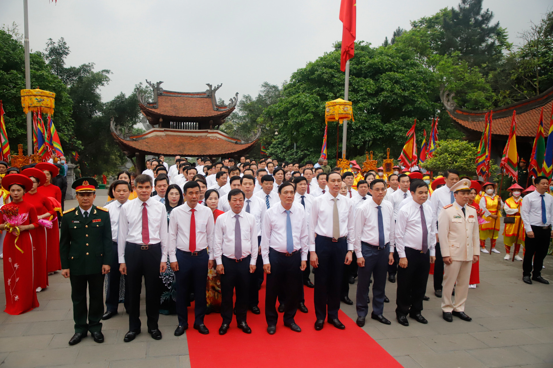 Lãnh đạo tỉnh Phú Thọ cùng nhân dân thành kính dâng hương.