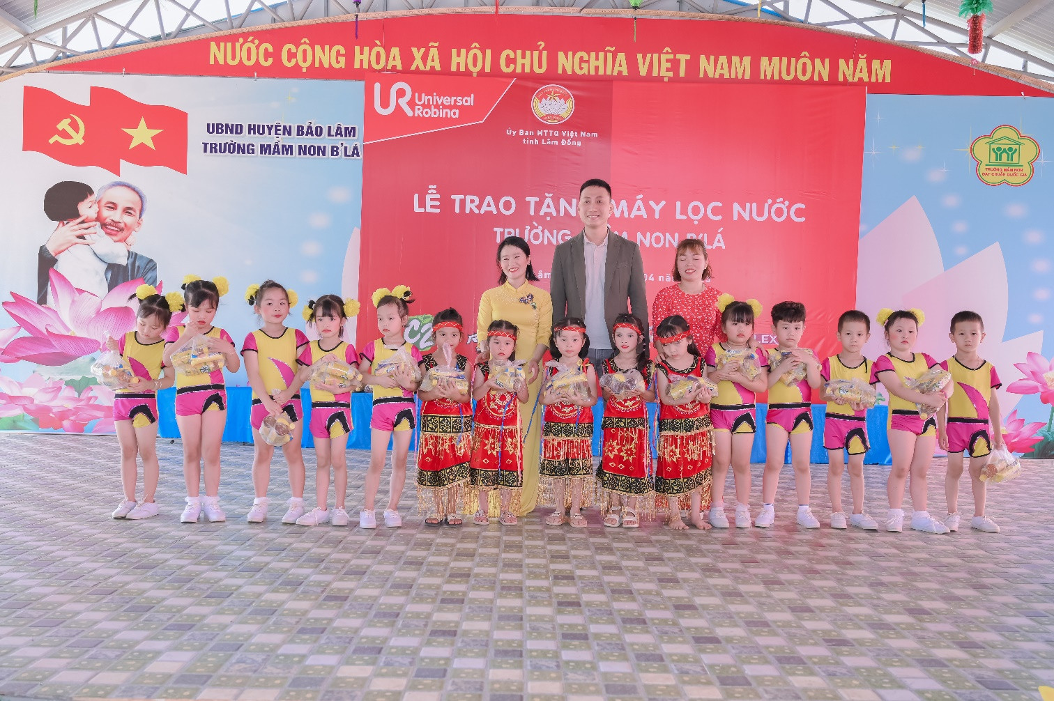 Các em học sinh tại Trường mầm non B’Lá đón nhận những phần quà từ đại diện Công ty TNHH URC Việt Nam.