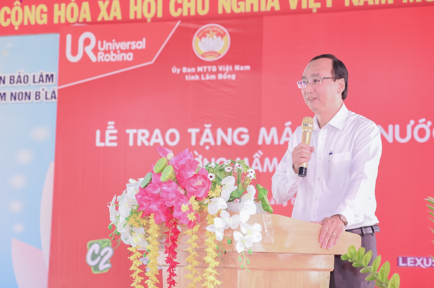Ông Bùi Xuân Quý - Uỷ viên Ban Thường vụ, Chủ tịch Uỷ ban Mặt trận Tổ quốc huyện Bảo Lâm đại diện chính quyền phát biểu tại lễ trao tặng máy lọc nước tại Trường mầm non B’Lá.