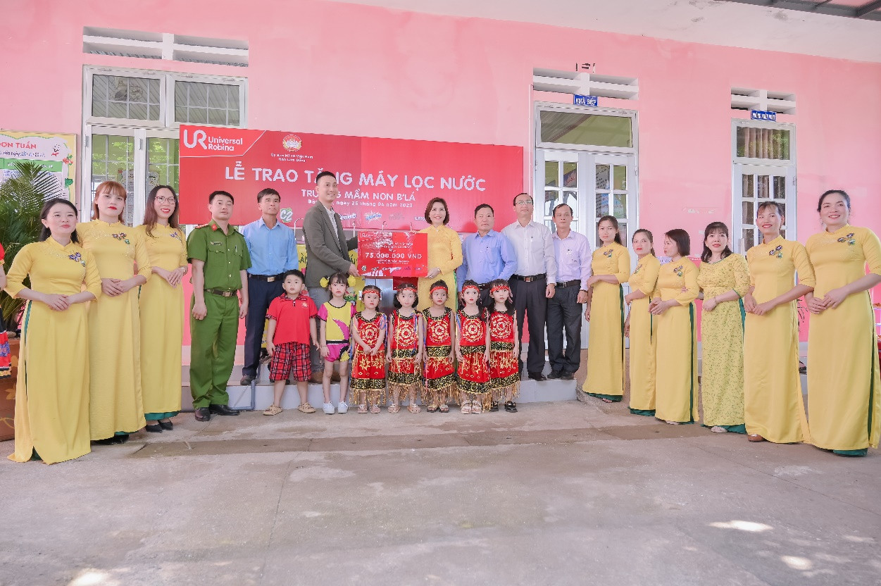 Công ty TNHH URC Việt Nam trao tặng hệ thống máy lọc nước học đường cho các em học sinh và thầy cô tại Trường mầm non B’ Lá.