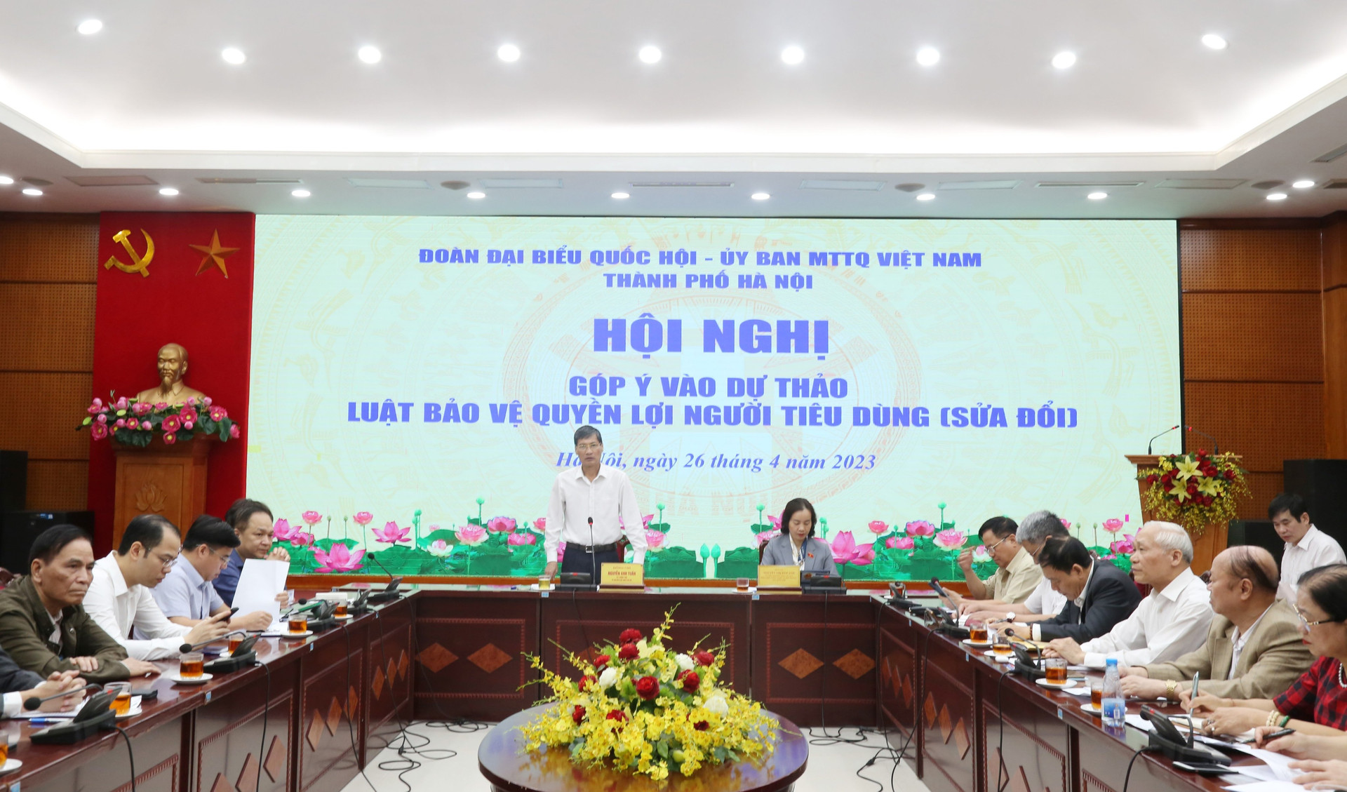 Ông Nguyễn Anh Tuấn, Phó Chủ tịch Ủy ban MTTQ Việt Nam thành phố Hà Nội phát biểu tại hội nghị.