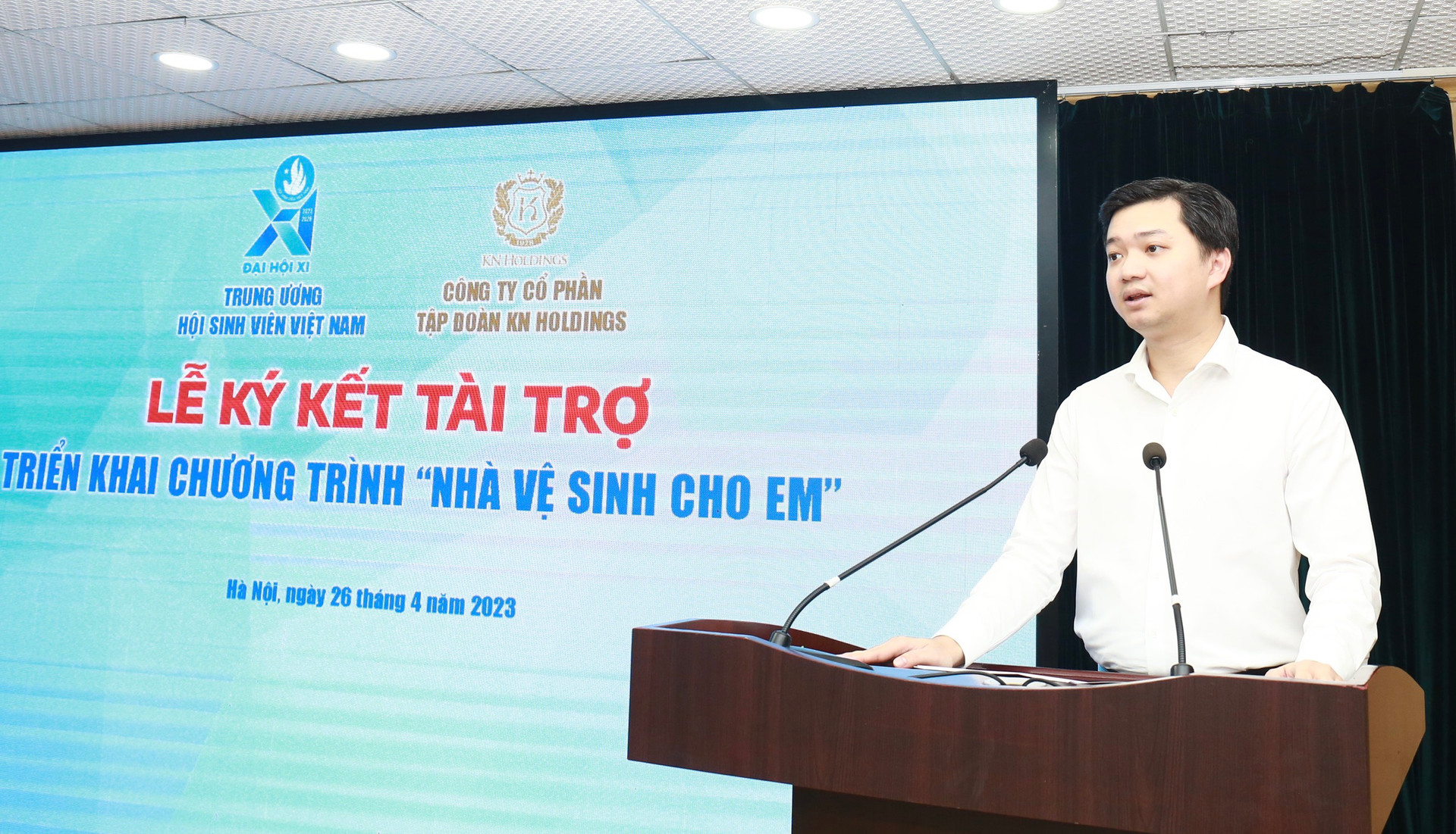 Ông ông Nguyễn Minh Triết, Bí thư Trung ương Đoàn, Chủ tịch Trung ương Hội Sinh viên Việt Nam phát biểu tại lễ ký kết. 