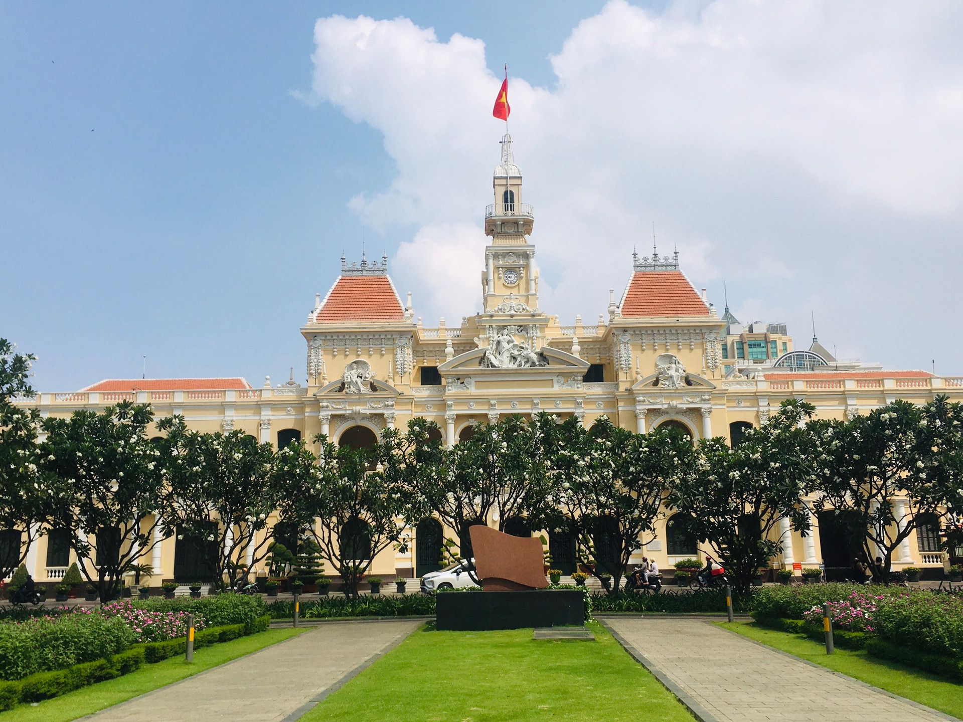 Kiến trúc trụ sở HĐND và UBND TP HCM nhìn từ đường Nguyễn Huệ (Quận 1).