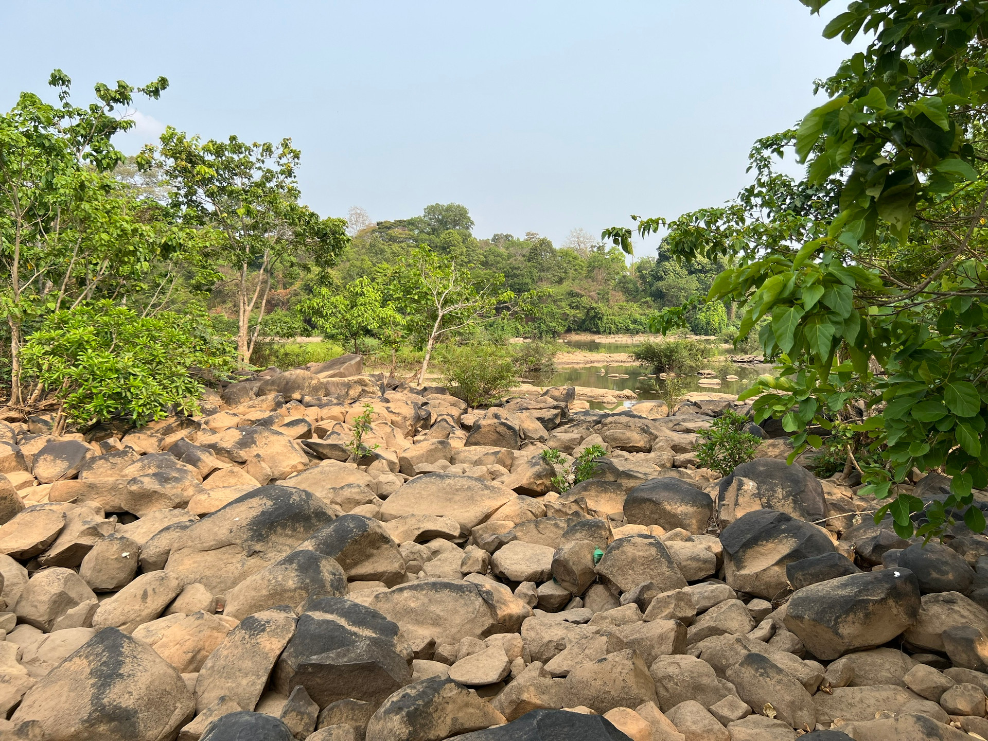 dòng sông Sêrêpôk nhiều chỗ cạn trơ đáy, đá lô nhô. 