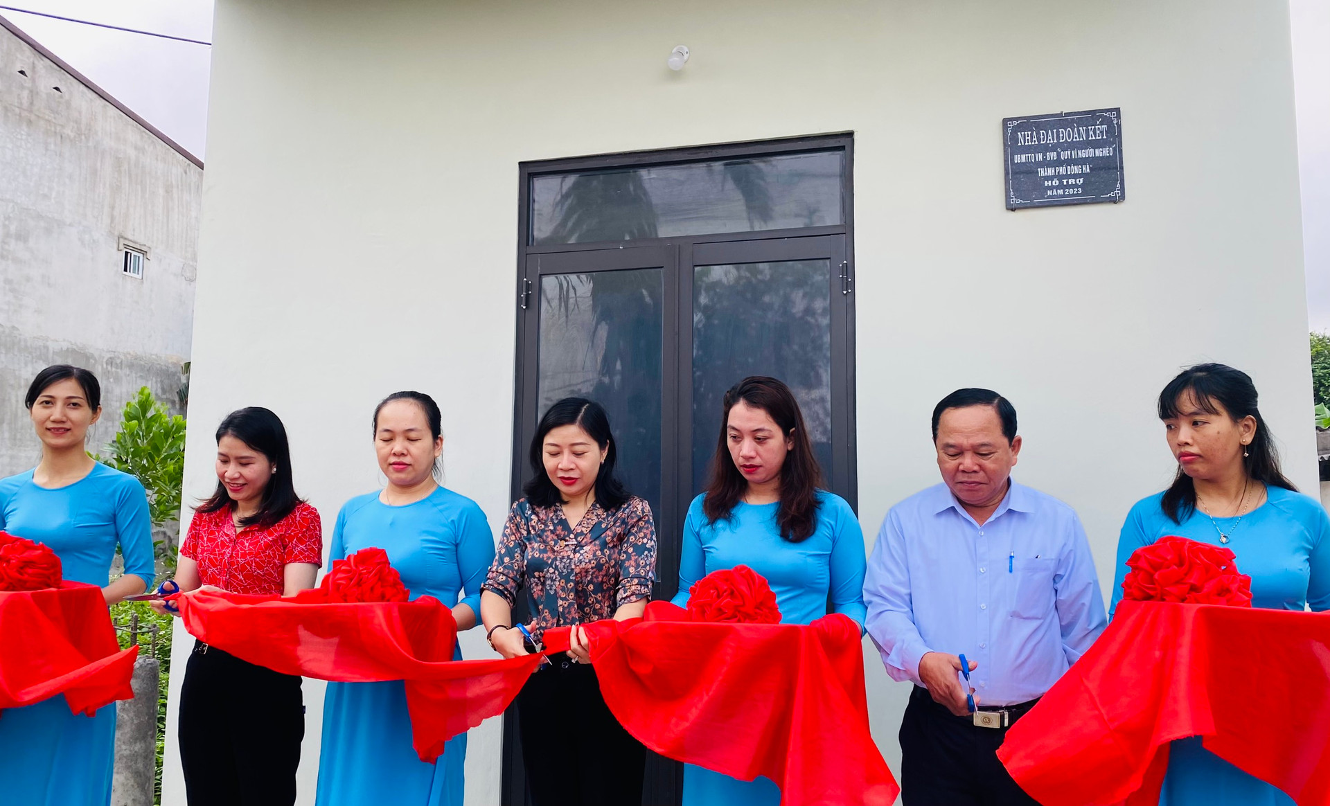 Cắt băng khánh thành nhà Đại đoàn kết của bà Nguyễn Thị Xanh.