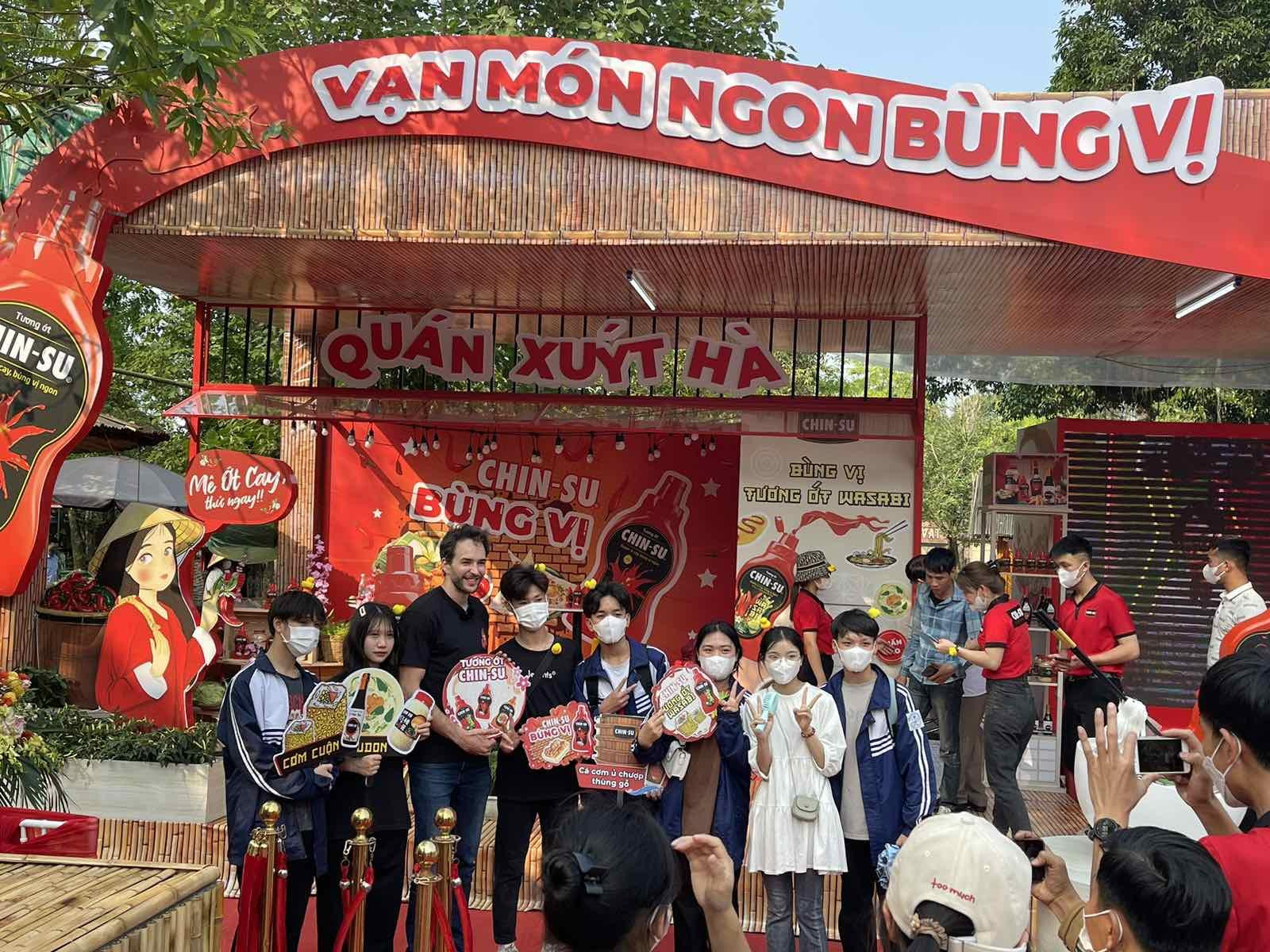 Thực khách thích thú và tự hào “check-in” với các sản phẩm gia vị Việt đã vươn tầm thế giới.