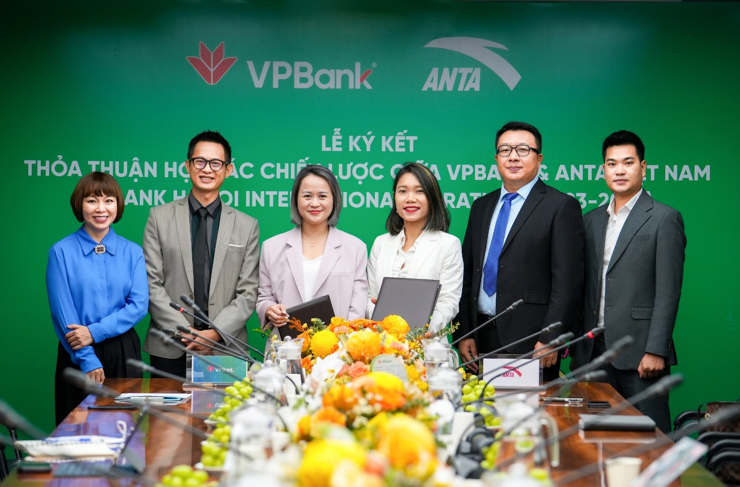Đại diện VPBank và ANTA Việt Nam tại lễ ký kết thỏa thuận.