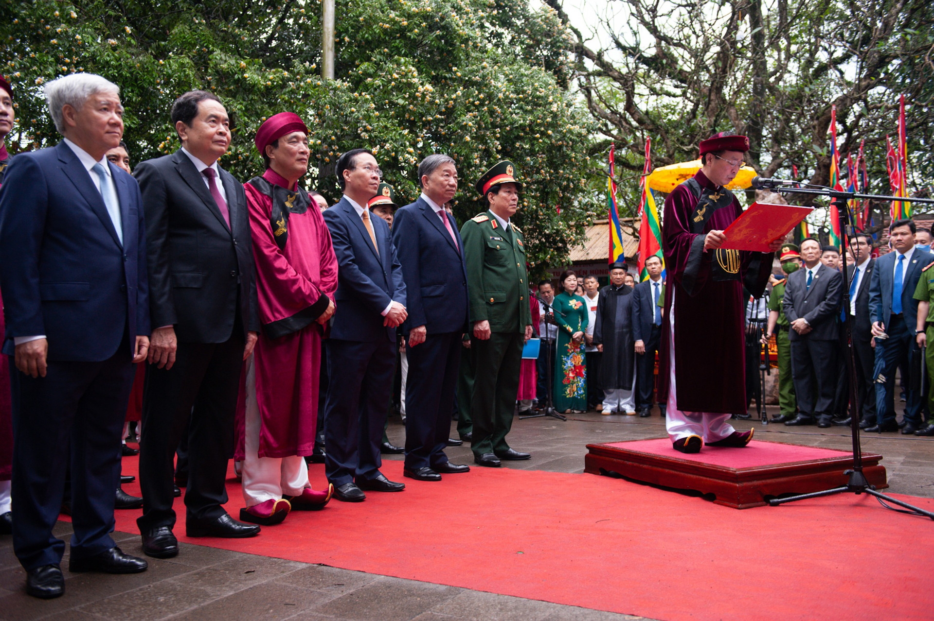 Chủ tịch nước Võ Văn Thưởng cùng lãnh đạo Đảng, Nhà nước thực hiện nghi lễ tại Đền Thượng trong Khu Di tích Lịch sử Quốc gia đặc biệt Đền Hùng. 