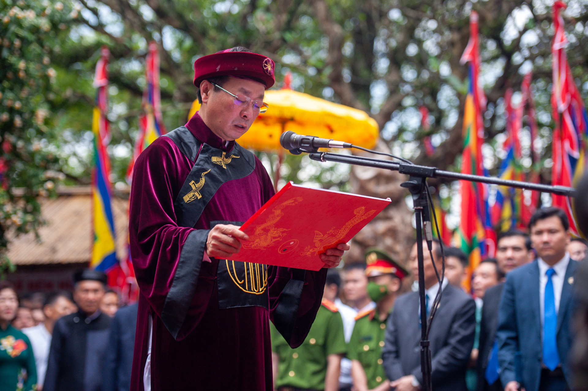 Chủ tịch UBND tỉnh Phú Thọ Bùi Văn Quang đọc chúc văn.