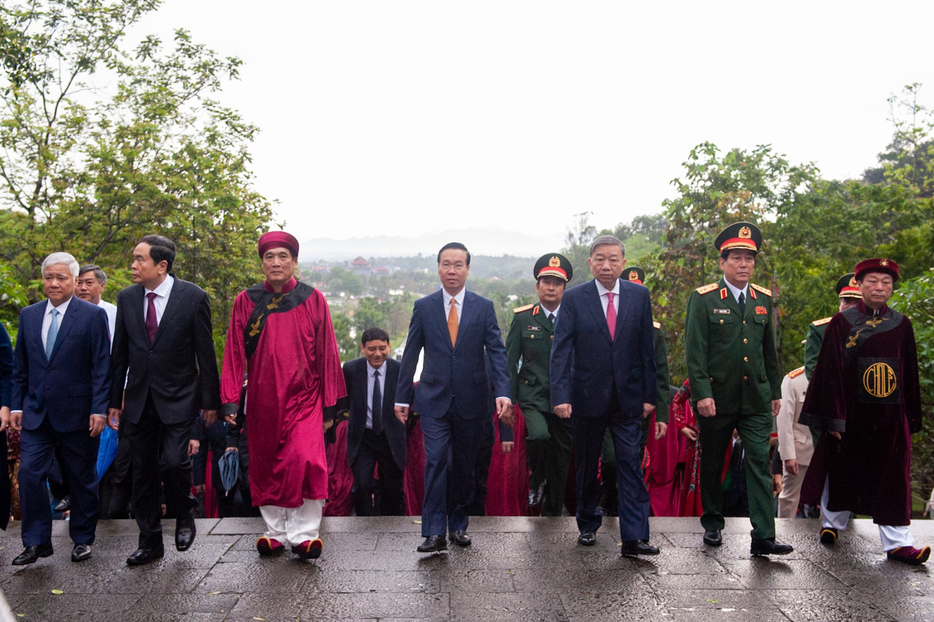 Sáng 29/4, Chủ tịch nước Võ Văn Thưởng cùng lãnh đạo Đảng, Nhà nước đã dâng hương tại Đền Hùng.