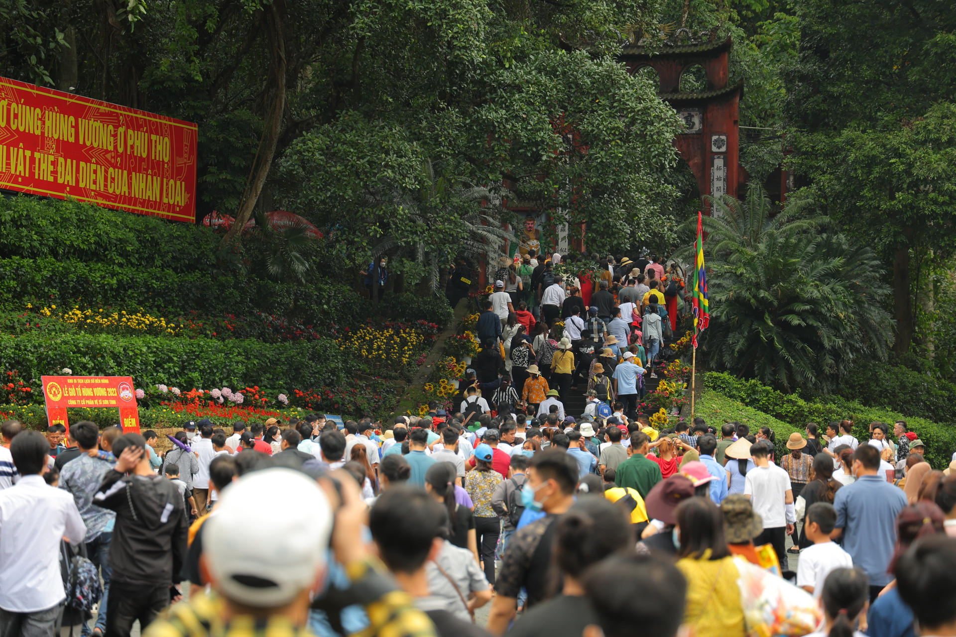 Du khách lên Đền Hùng ngày 29/4 (tức ngày 10/3 Âm lịch) rất đông.
