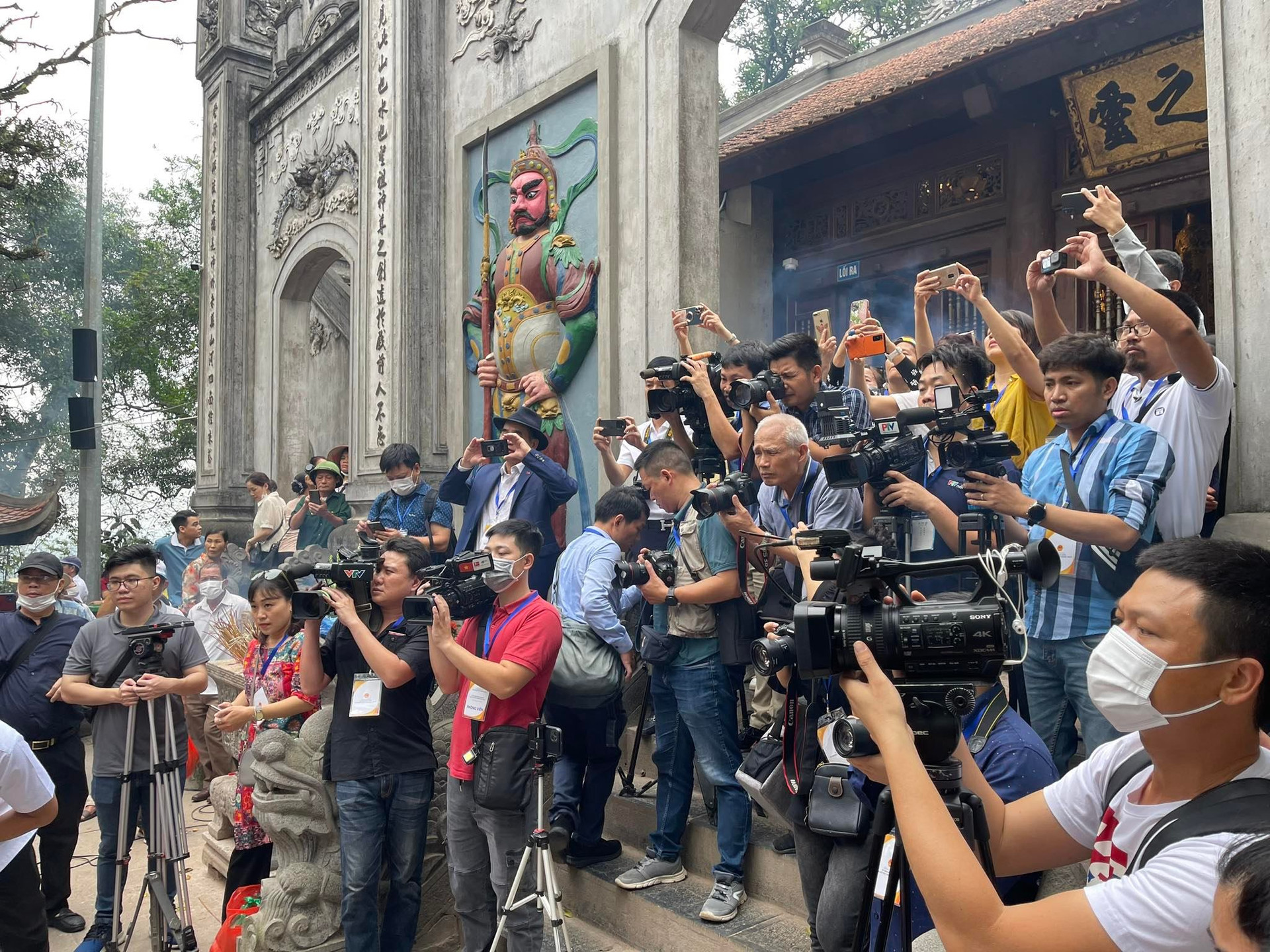 Nhiều phóng viên đã có mặt tại Đền Hùng để viết tin, bài.