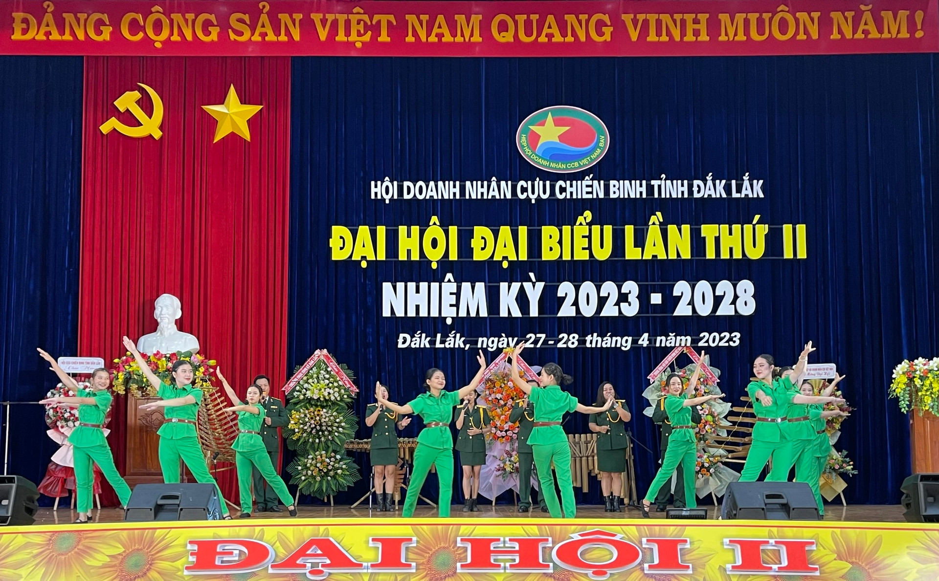 Văn nghệ chào mừng Đại hội Hội Doanh CCB tỉnh Đắk Lắk.