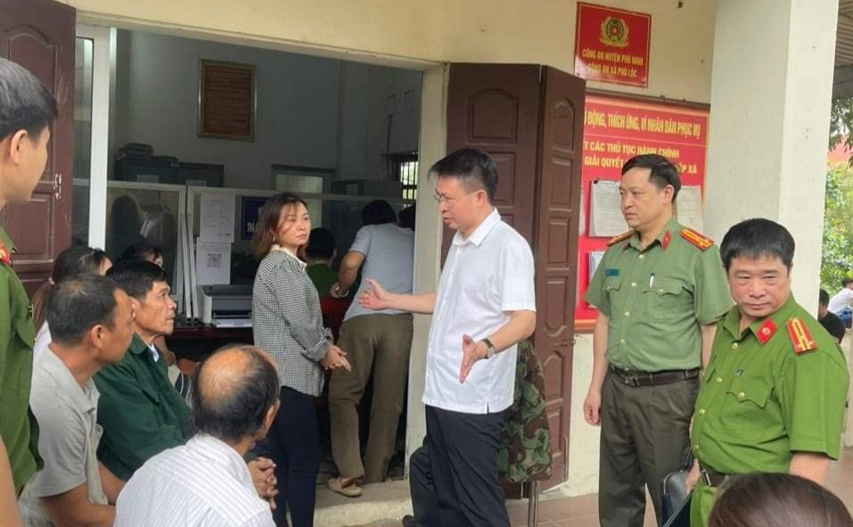 Đại tá Nguyễn Minh Tuấn đi kiểm tra việc cấp CCCD và tặng quà CBCS tại xã Phú Lộc. Ảnh Công an tỉnh Phú Thọ