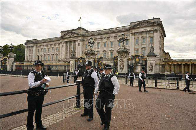 Cảnh sát gác bên ngoài khu vực Cung điện Buckingham. Ảnh tư liệu: AFP/TTXVN