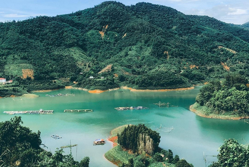 Thung Nai là một xã lòng hồ sông Đà, thuộc huyện Cao Phong.