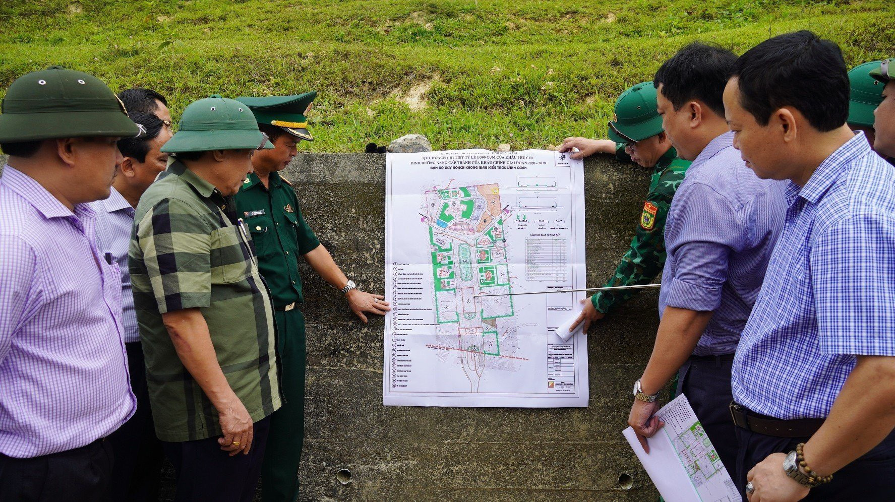 Ông Hà Sỹ Đồng cùng đoàn công tác tiến hành khảo sát tại khu vực cửa khẩu phụ Cóc (xã Ba Nang, huyện Đakrông).