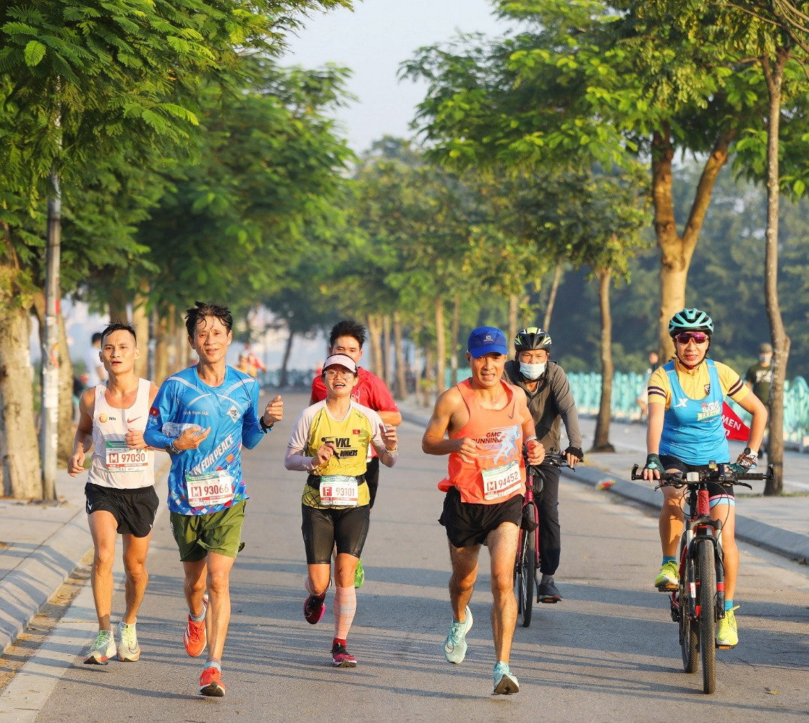 Chạy bộ là môn thể thao dễ thực hiện nhất với đại đa số người dân.