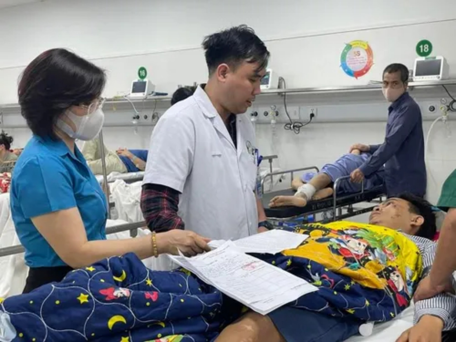 Lãnh đạo Công đoàn Giáo dục Việt Nam thăm hỏi thầy giáo gặp tai nạn. Ảnh GDTĐ