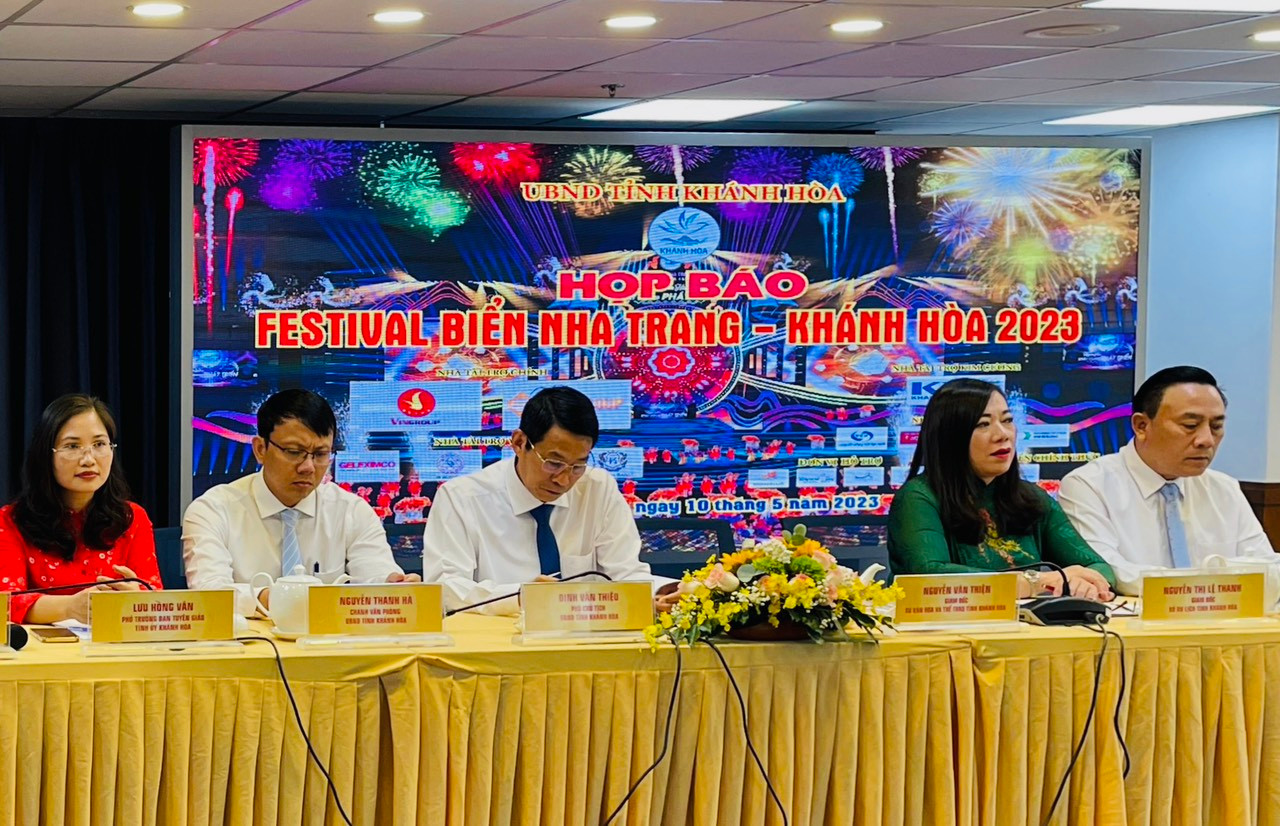 Ban tổ chức Festival Biển Nha Trang - Khánh Hòa công bố thông tin tại buổi họp báo.