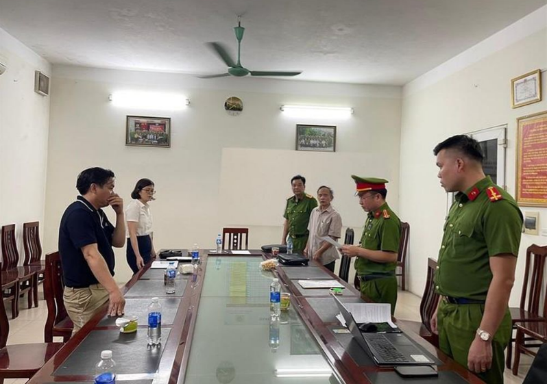Cơ quan chức năng thi hành lệnh bắt tạm giam đối với bị can Nguyễn Văn Đức (ngoài cùng bên trái).