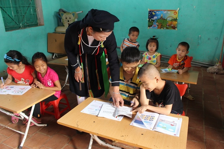 Dạy học cho trẻ em người DTTS xã Đạo Trù, huyện Tam Đảo, Vĩnh Phúc.
