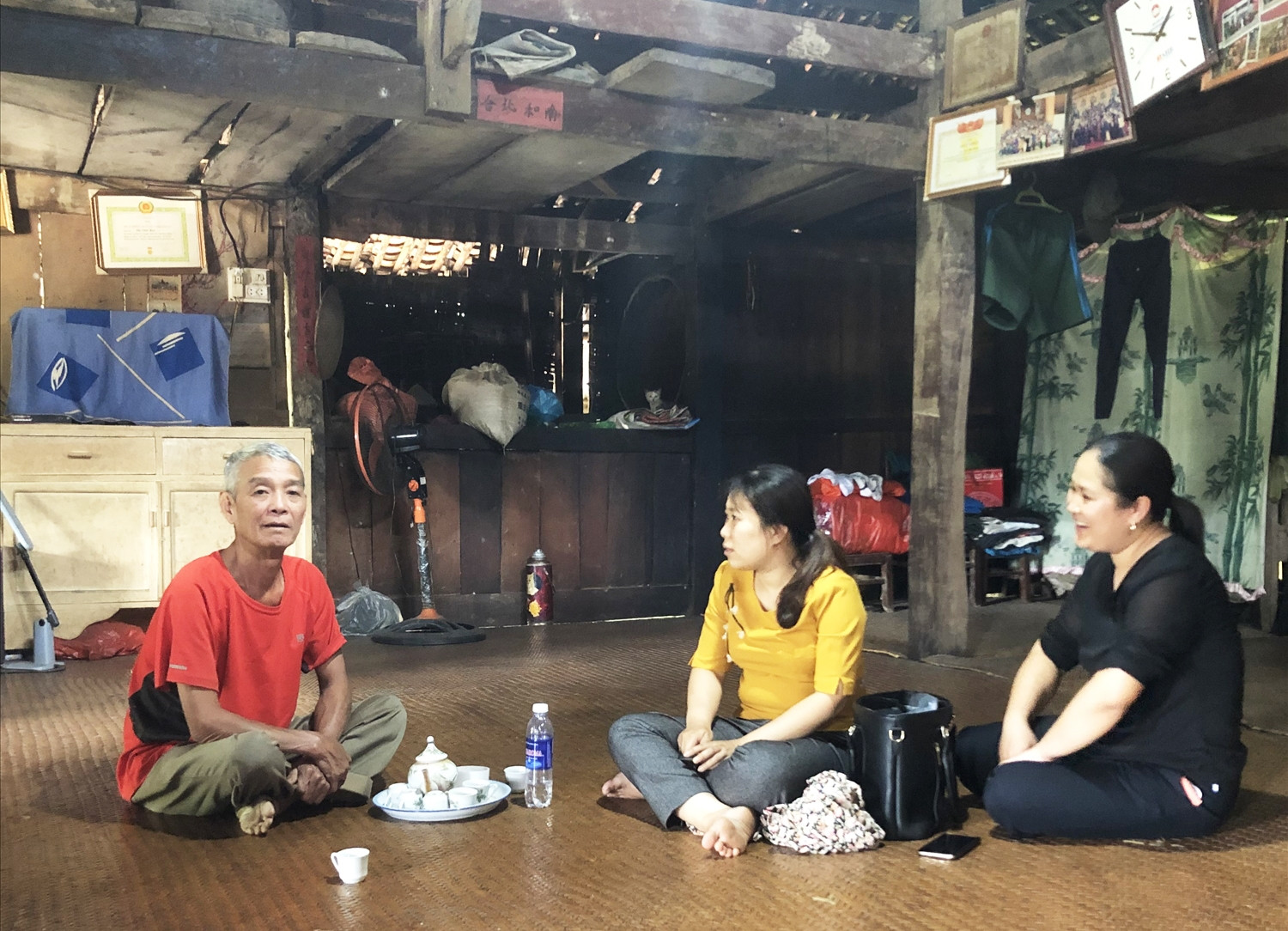 Cán bộ huyện Bảo Lạc thăm hỏi, động viên ông Chi Viết Hải - Người có uy tín xóm Khuổi Khon, xã Kim Cúc, huyện Bảo Lạc.