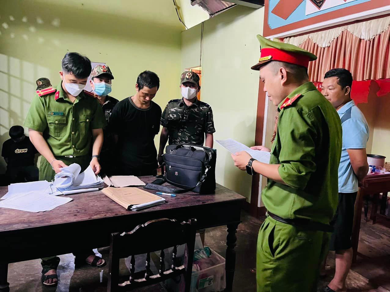 Lực lượng chức năng triệt phá điểm phức tạp về ma túy tại thị trấn Khe Sanh. Ảnh: CAHH.