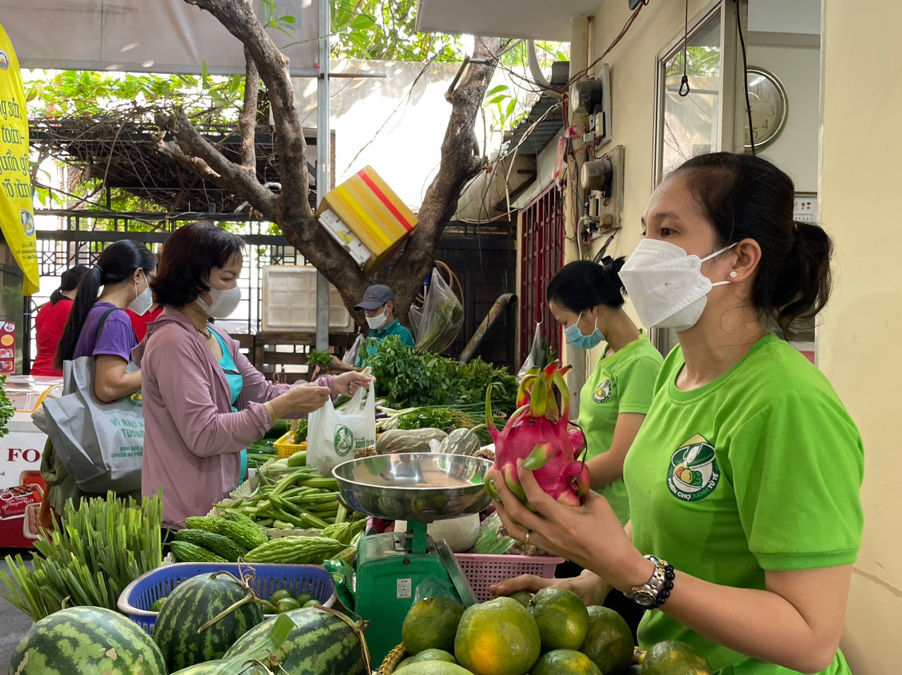 Nhiều sản phẩm nông sản được bày bán tại Phiên chợ Xanh - Tử tế.