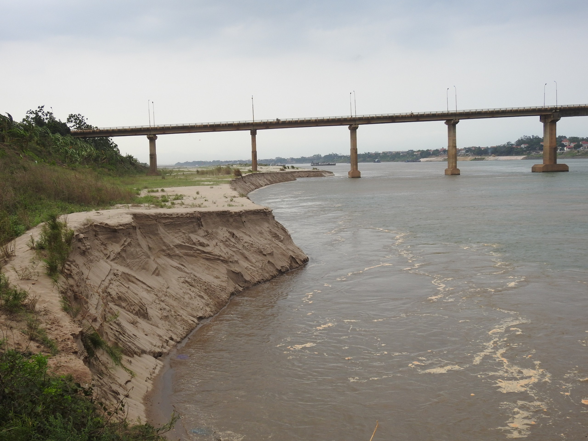 Tình trạng sạt lở này trên một đoạn sông rất dài, trụ cầu Trung Hà cũng bị đe doạ.