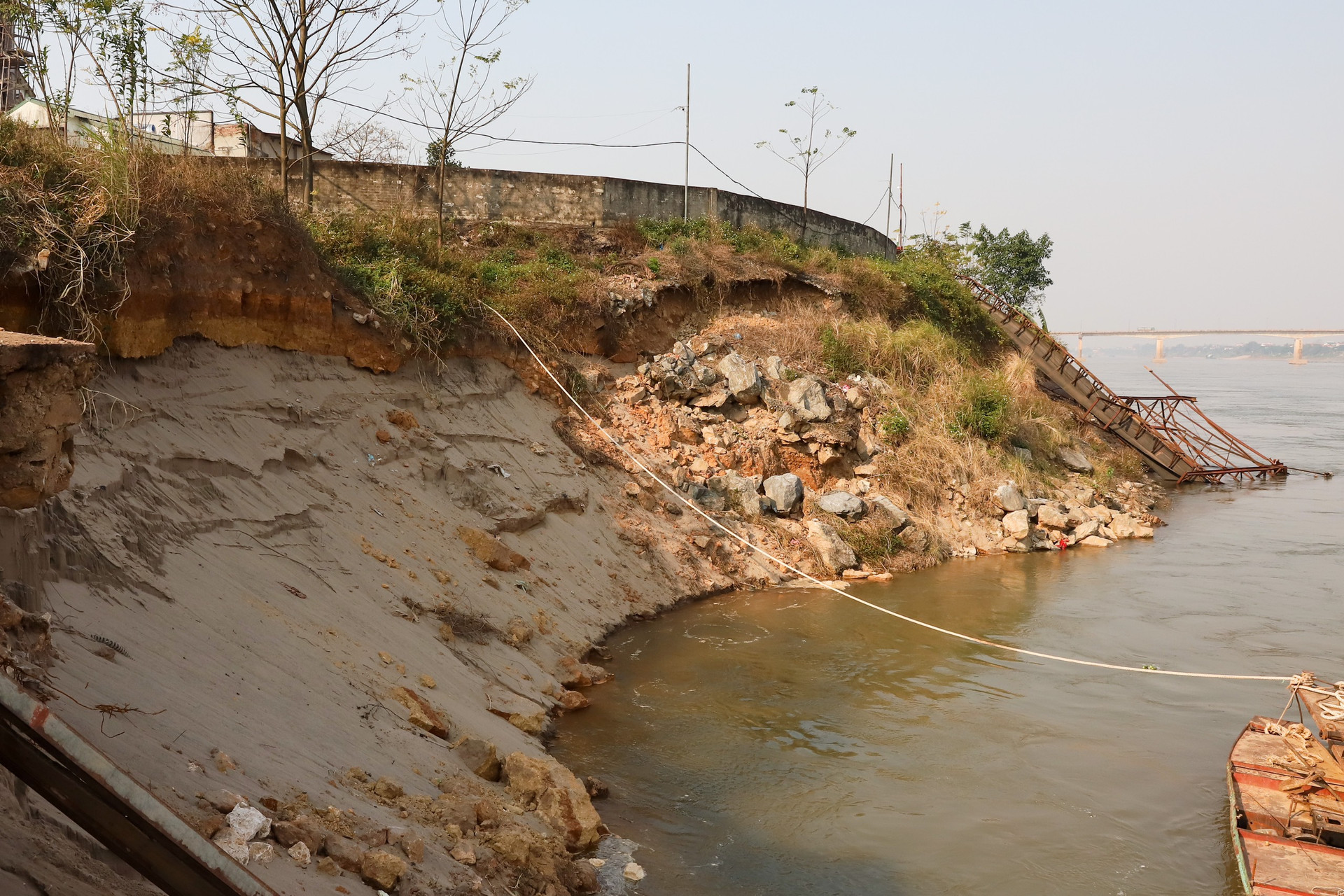 Trước đó, UBND tỉnh Phú Thọ có quyết định số 258 /QĐ-UBND ngày 8/2/2023 công bố tình huống khẩn cấp về thiên tai (bao gồm Phương án xử lý và Lệnh xây dựng công trình khẩn cấp) sự cố sạt lở bờ, vở sông đoạn tương ứng từ km31+200 - km31+650 đê tả sông Đà, thuộc địa bàn xã Dân Quyền với số tiền dự kiến khoảng  20 tỷ đồng. Ảnh BPT