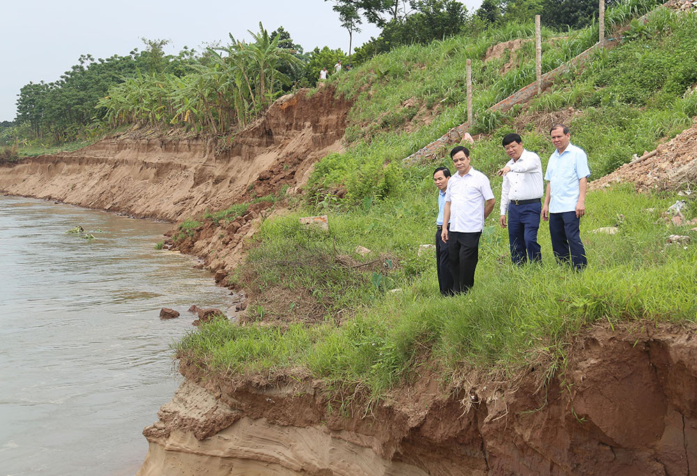 Ngày 12/5, ông Nguyễn Thanh Hải - PCT UBND tỉnh Phú Thọ cùng với cơ quan chức năng đã đi kiểm tra thực địa, đồng thời chỉ đạo xử lý sự cố sạt lở này. Ảnh BPT