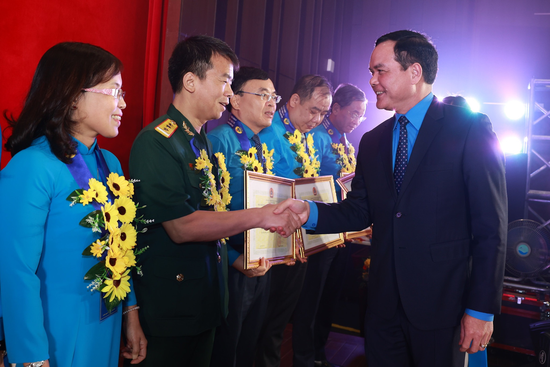 Ông Nguyễn Đình Khang, Chủ tịch Tổng LĐLĐ Việt Nam trao bằng khen cho các tập thể, cá nhân xuất sắc.