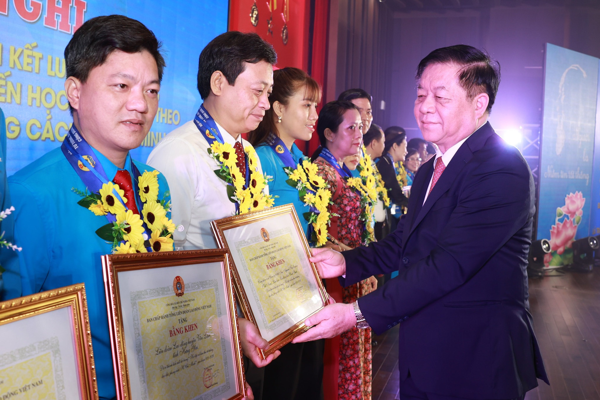 Ông Nguyễn Trọng Nghĩa trao bằng khen cho các tập thể, cá nhân xuất sắc trong tổ chức công đoàn.