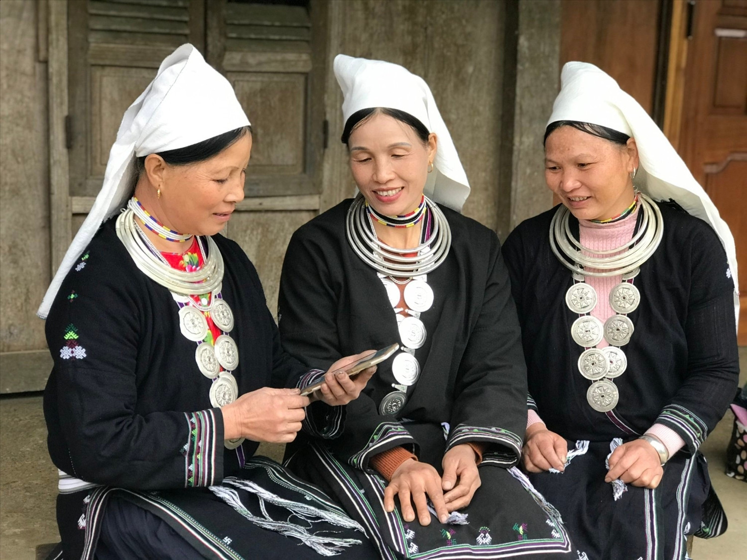 Phụ nữ dân tộc Dao, xã Hồng Thái (Na Hang, Tuyên Quang) tìm hiểu về chuyển đổi số qua điện thoại thông minh.