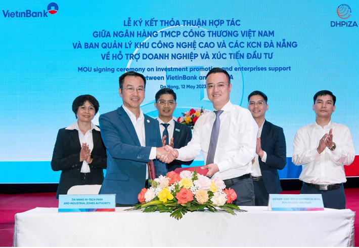 Đại diện VietinBank và Ban Quản lý KCNC và các KCN Đà Nẵng ký kết Thỏa thuận hợp tác xúc tiến đầu tư.