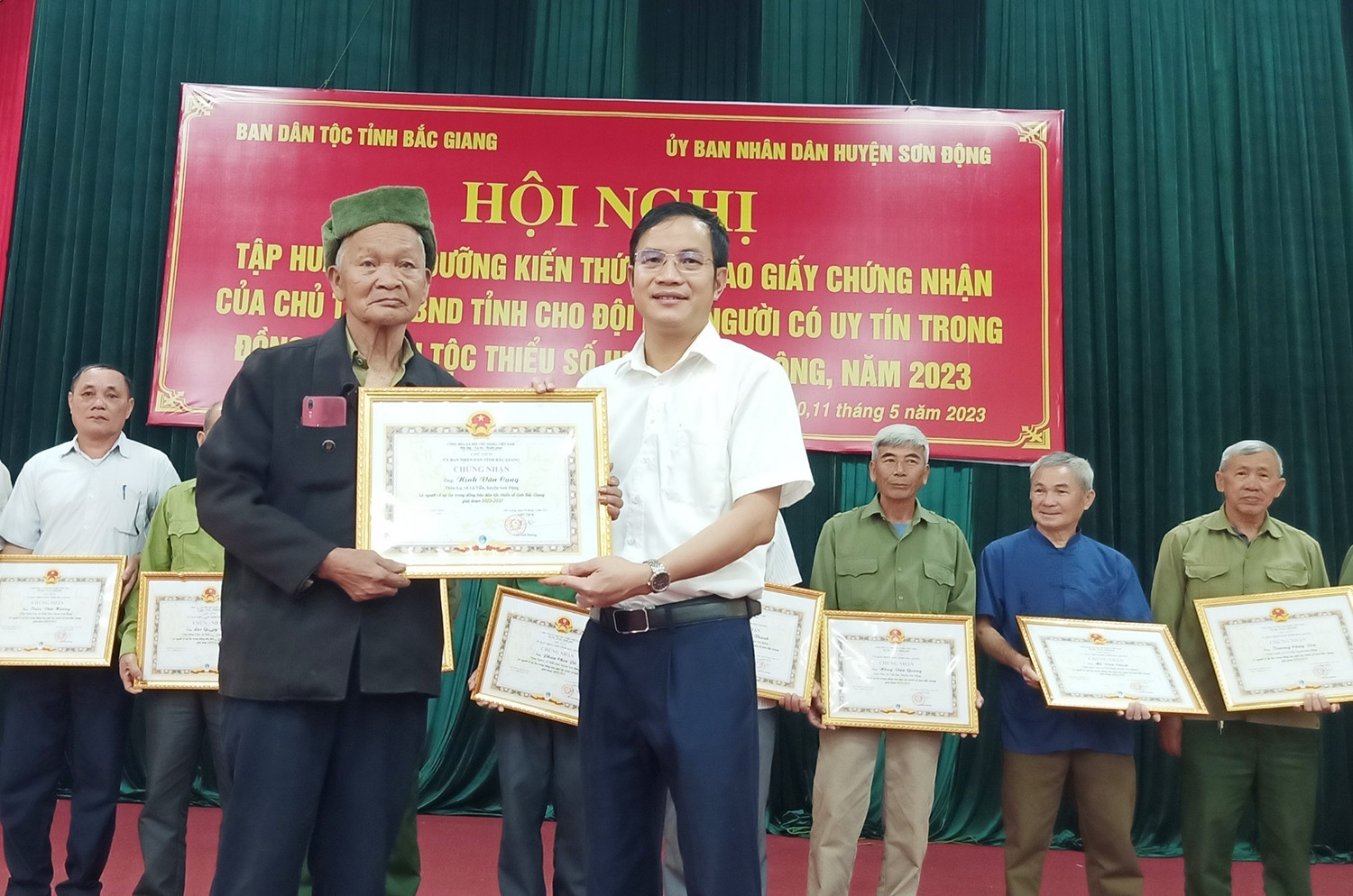 Phó Chủ tịch Thường trực UBND huyện Sơn Động Lê Đức Thắng trao Giấy chứng nhận cho người uy tín của huyện.