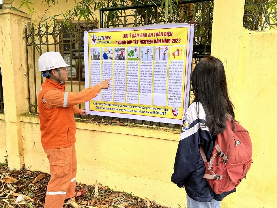 In, treo pa nô tuyên truyền bảo vệ hành lang lưới điện tại các địa điểm tập trung đông người.