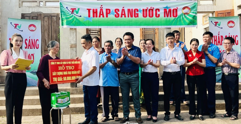 Các đơn vị, nhà hảo tâm hỗ trợ kinh phí, hiện vật cho bà Hoàng Thị Mạo ở xóm Phú Thanh 2, xã Thanh Ninh.