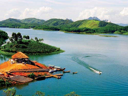 Thác Bà là hồ nhân tạo lớn nhất Việt Nam với dung tích 2.900.000.000 m3 nước. Ảnh: congthuong.vn