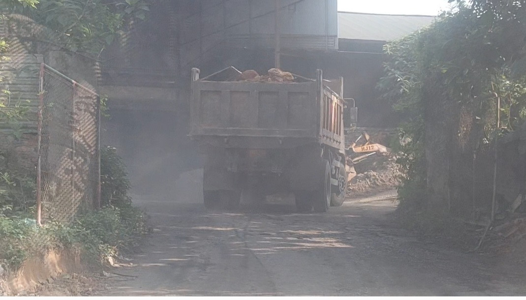 Xe chở đất từ khu 1, xã Đại An chở thẳng vào nhà máy gạch của Công ty cổ phần gốm sứ Haceco.