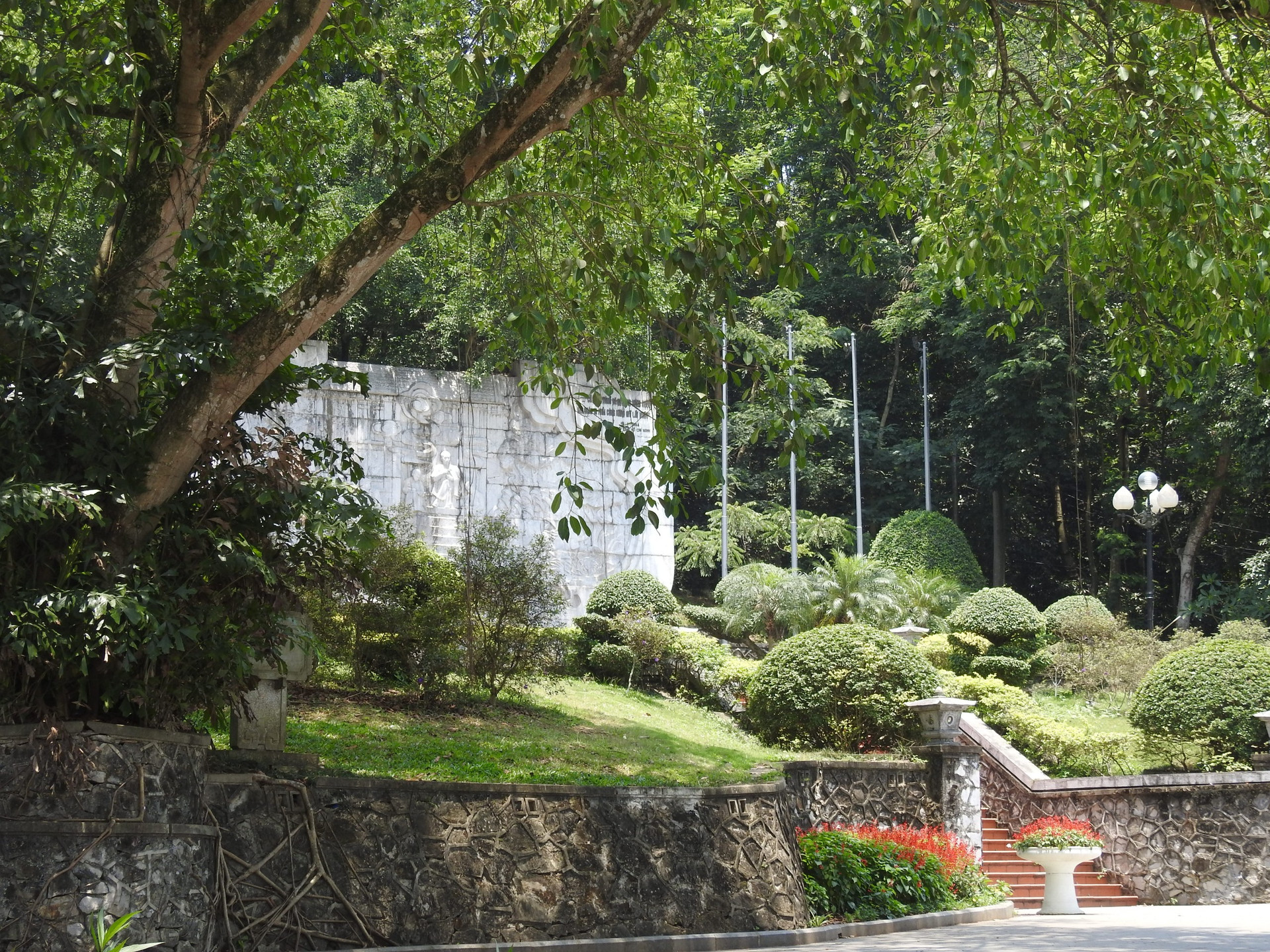Bức phù điêu được phủ bóng mát bởi cây xanh ở ngã 5 Đền Giếng.