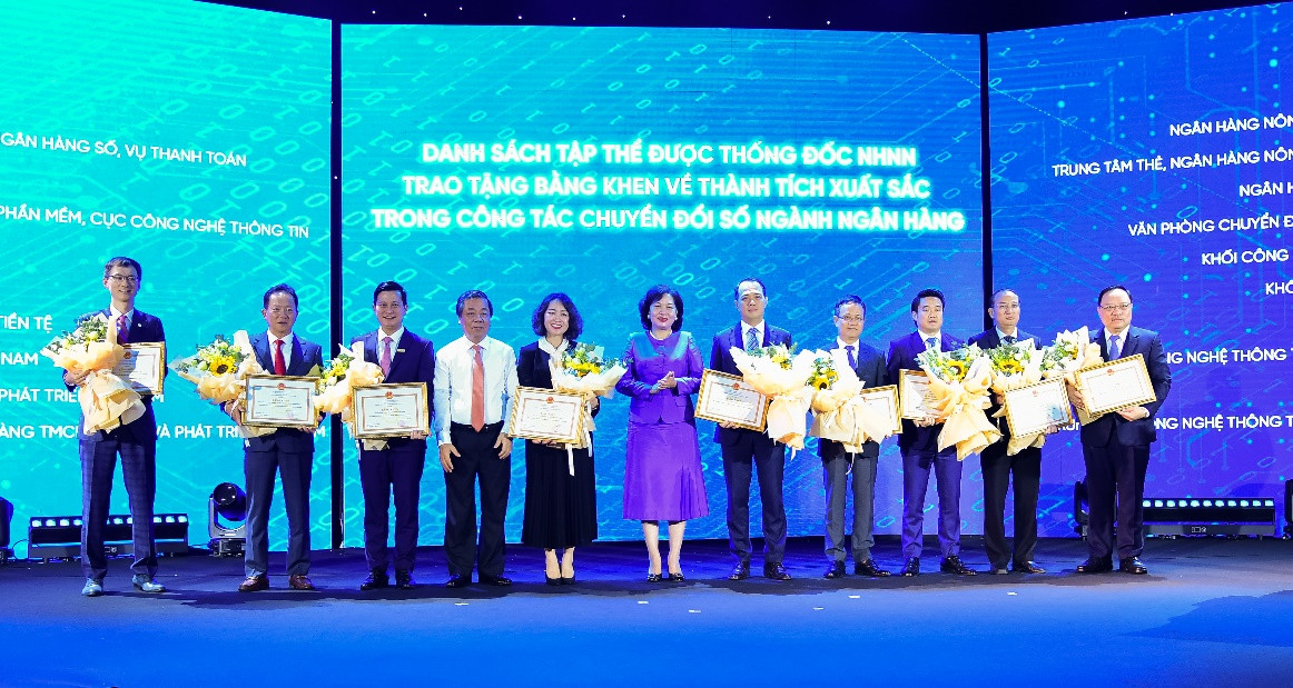 Ông Trần Công Quỳnh Lân – Phó Tổng Giám đốc VietinBank (thứ 3 từ trái qua) đại diện VietinBank nhận Bằng khen của Thống đốc NHNN Việt Nam về thành tích xuất sắc trong công tác chuyển đổi số ngành Ngân hàng.