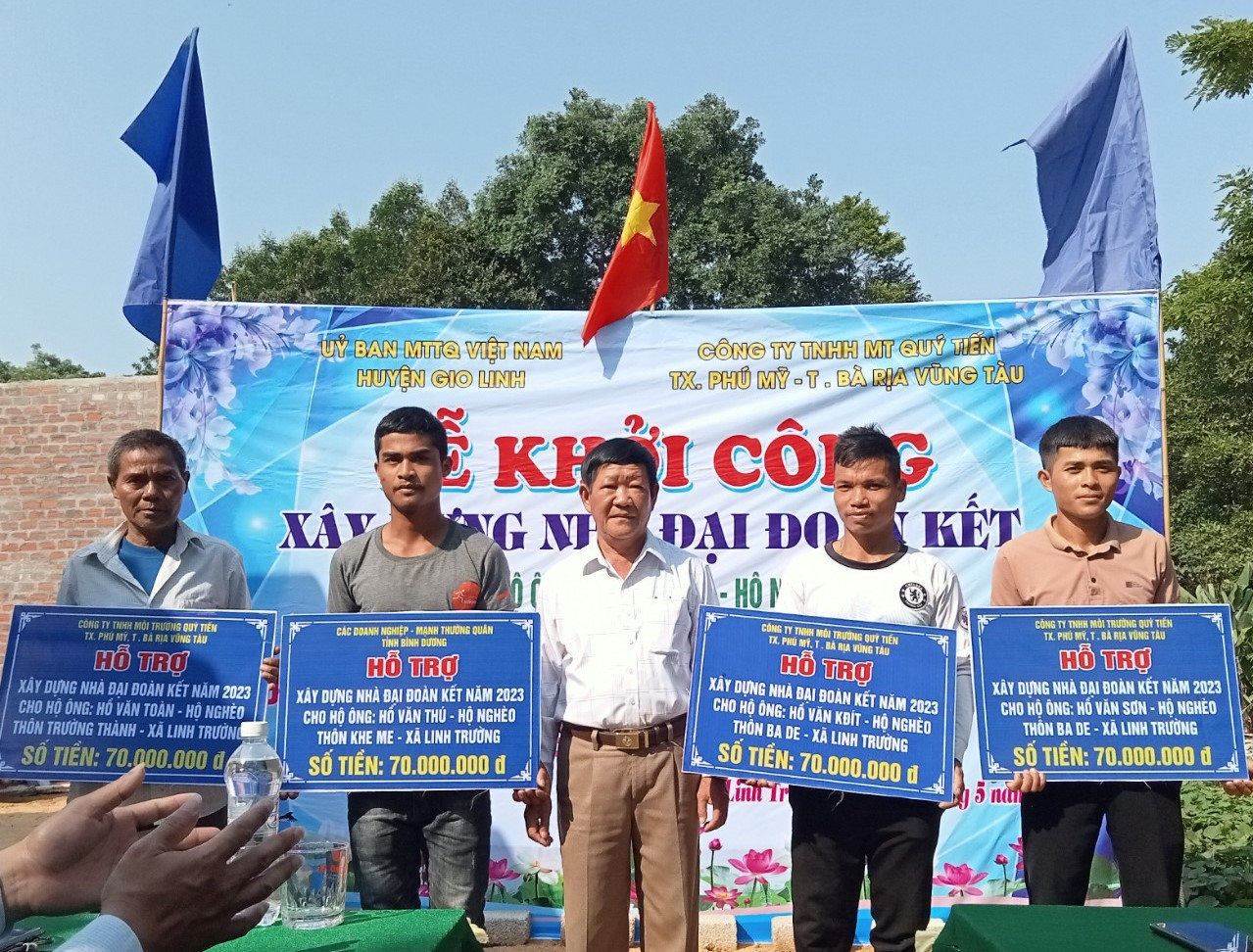 Ủy ban MTTQ Việt Nam huyện Gio Linh tổ chức lễ khởi công xây nhà Đại đoàn kết cho 4 hộ nghèo tại xã Linh Trường.