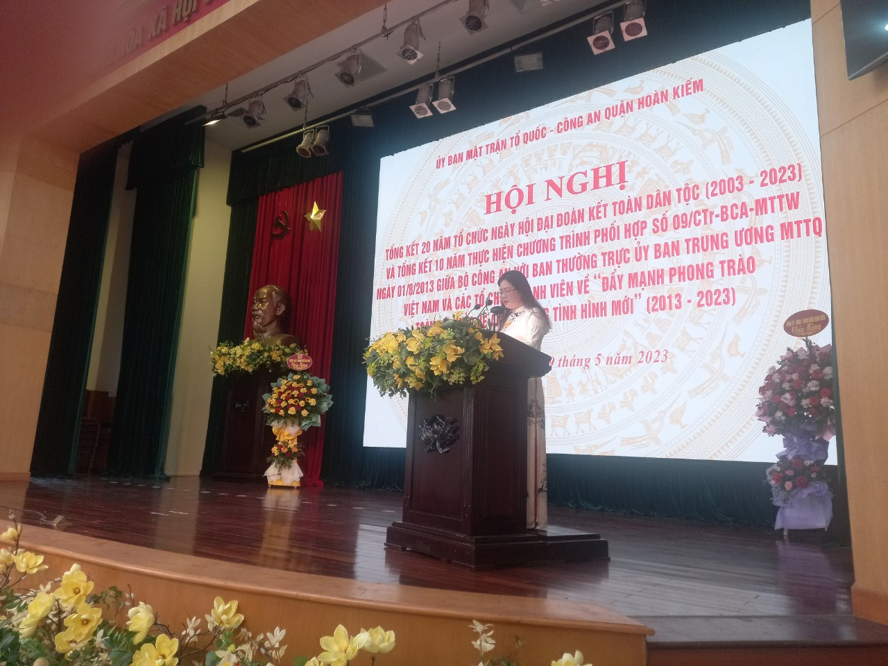 Đại diện MTTQ quận Hoàn Kiếm báo cáo Tổng kết 20 năm Ngày hội đại đoàn kết. 
