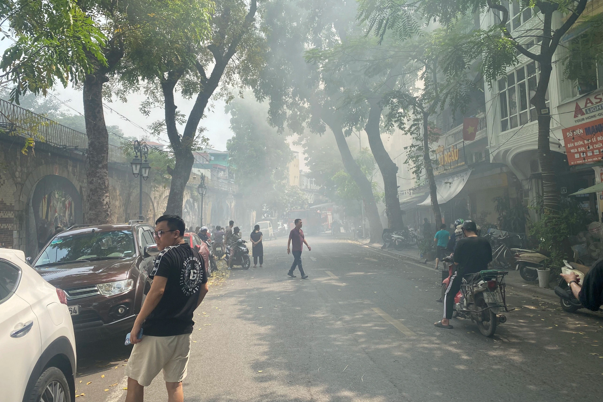 Khói từ vụ cháy bao trùm một đoạn phố Phùng Hưng (Ảnh: Hoàng Nguyên).